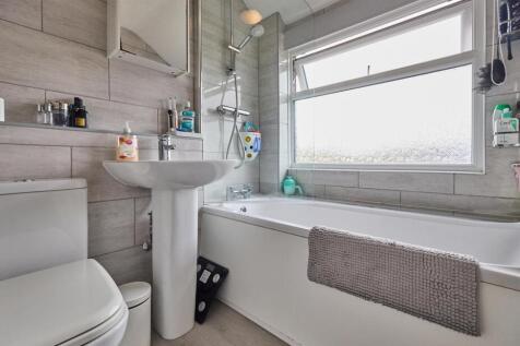 FAMILY BATHROOM TO REAR