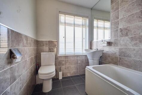 Family bathroom to front