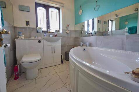 Family Bathroom to Rear