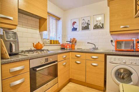 Fitted kitchen to front