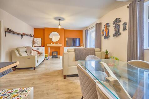 L shaped through lounge dining room to rear