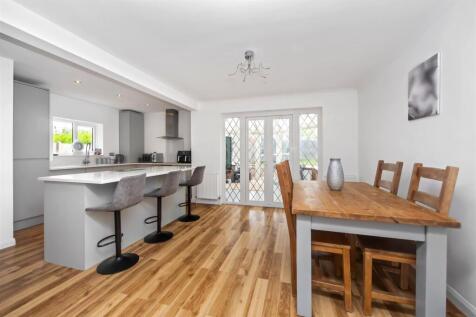 Open plan kitchen/dining room