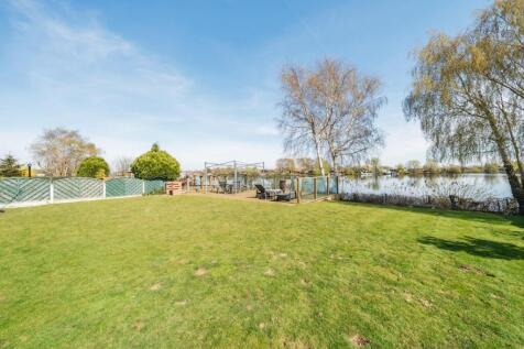 2nd view REAR GARDEN.jpg