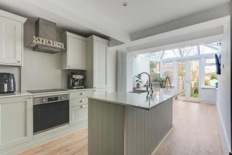 90 High St Kitchen-2.jpg