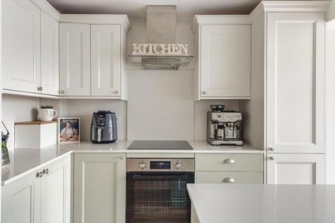 90 High St Kitchen-1.jpg