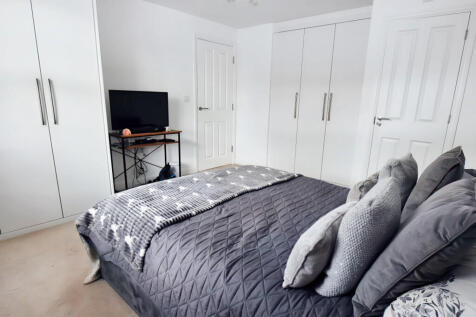 Principal Bedroom...