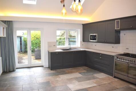 Kitchen 2.JPG