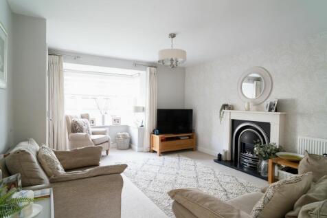 SITTING ROOM FITTED DINING KITCHEN