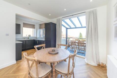 KITCHEN DINER AND LOUNGE