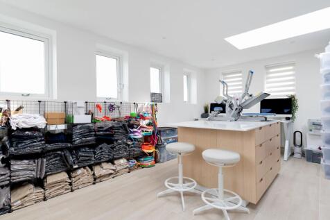 BEDROOM FIVE/OFFICE