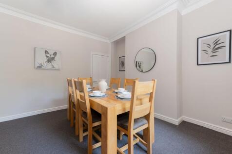 KITCHEN DINER AND LOUNGE