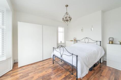 TWO STUNNING DOUBLE BEDROOMS AND BATHROOMS