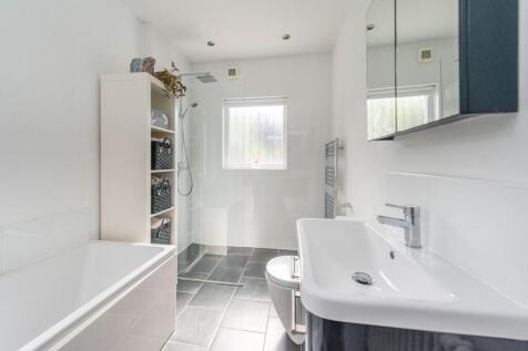 TWO STUNNING DOUBLE BEDROOMS AND BATHROOMS