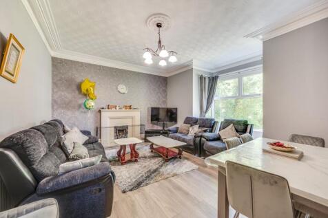 KITCHEN, DINER AND LIVING ROOM