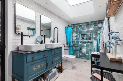 DOWNSTAIRS SHOWER ROOM AND W/CS