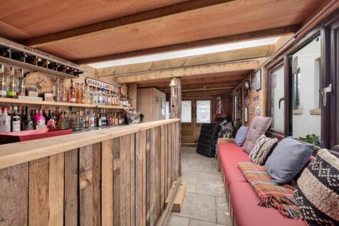 OUTBUILDING/BAR
