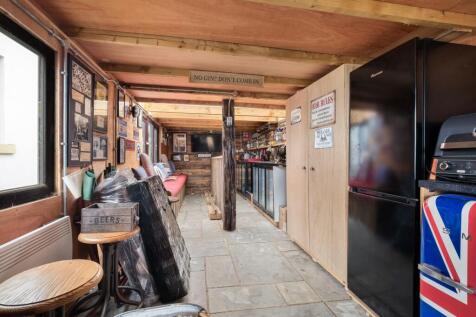 OUTBUILDING/BAR