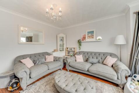 LIVING ROOM AND KITCHEN/DINER