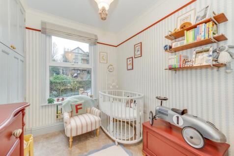 THREE DOUBLE BEDROOMS AND FABULOUS BATHROOM