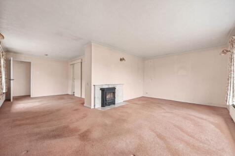 L shaped Lounge / Dining Room