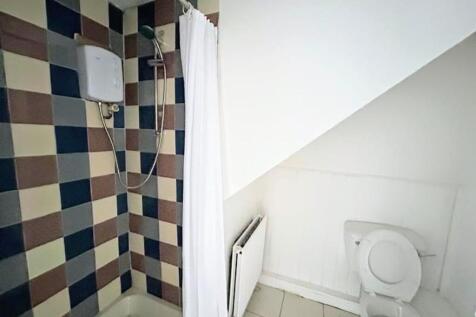 11 Railway Street - Shower Room