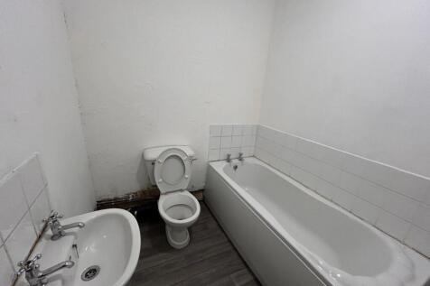 13 Railway Street - Bathroom