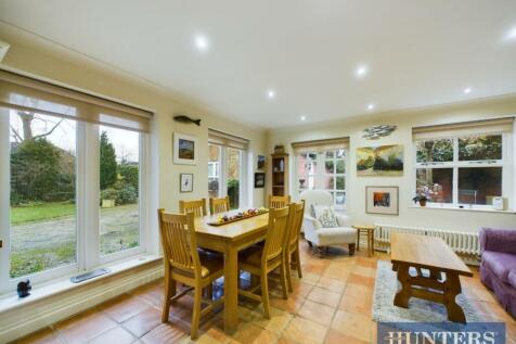DINING ROOM.jpg