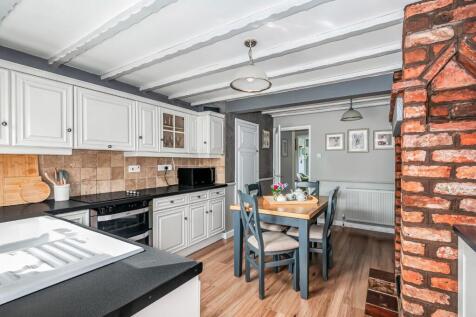 Mrs Crackers Cottage - Kitchen1.jpg