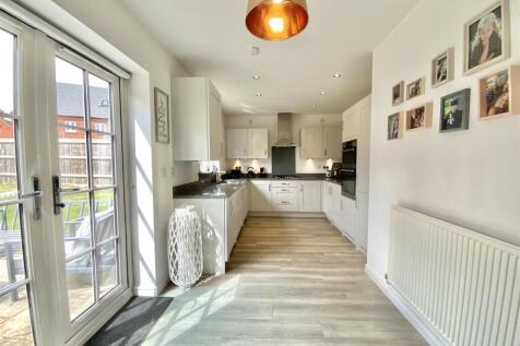 Kitchen/Family Room// Dining Room