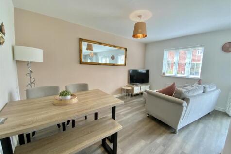 Kitchen/Family Room// Dining Room