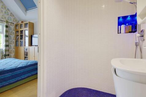 Bedroom One (En-Suite)