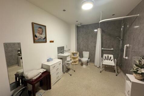 215 BPV bathroom.jpg