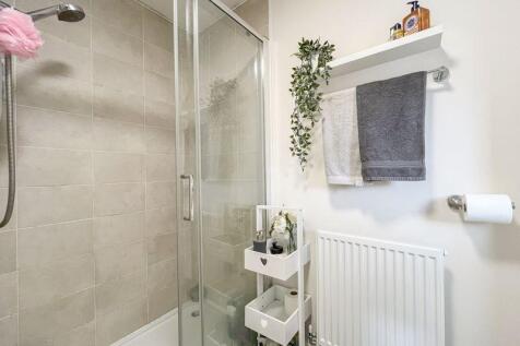 EN-SUITE SHOWER ROOM