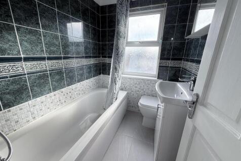 Communal 2nd Floor Bathroom