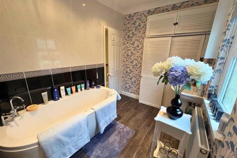 Bathroom b (edit).jpg