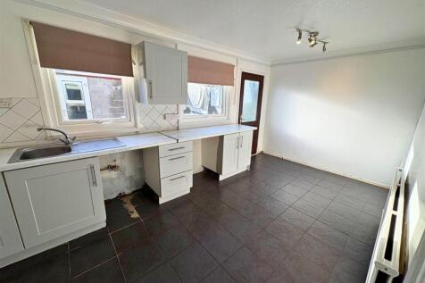 Kitchen b (edit).jpg