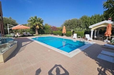 A beautiful 3 bedroom resale villa 10m x 5m heated swimming pool, fully furnished,Title deed in the owner?s name VAT paid Image 9999 21