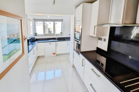 145 Finch kitchen a.jpg