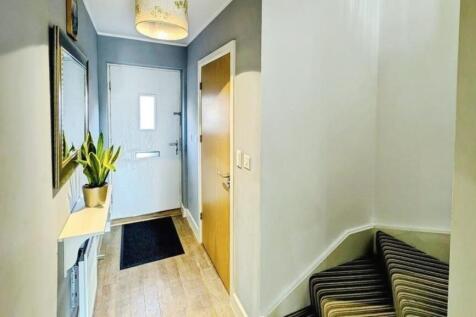 37 Hollybrook entrance hall a.jpg