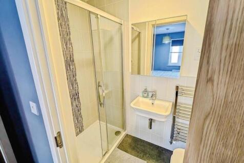 37 Hollybrook en suite b.jpg