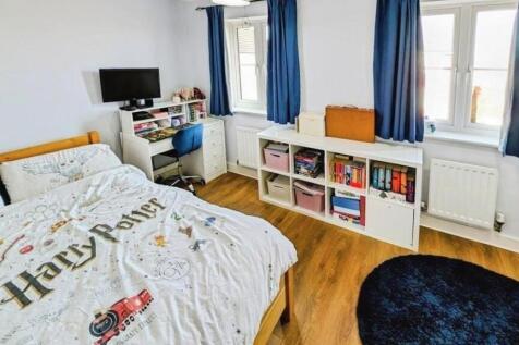 37 Hollybrook bed 2 c.jpg