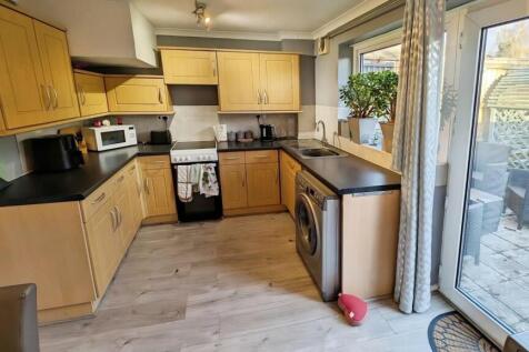 49 Elizabeth Crescent kitchen a.jpg