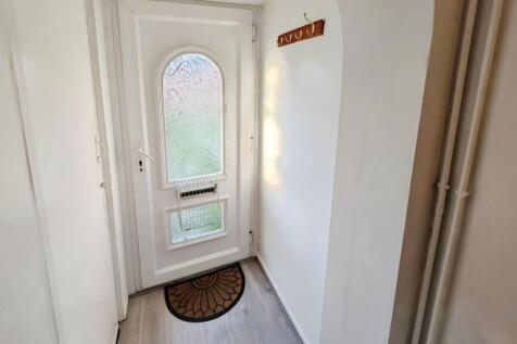 49 Elizabeth Crescent entrance hall a.jpg