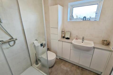 49 Elizabeth Crescent shower room a.jpg