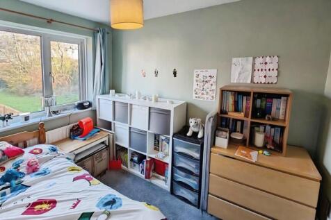 49 Elizabeth Crescent Bedroom 2 a.jpg