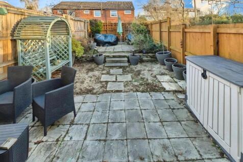 49 Elizabeth Crescent rear garden a.jpg