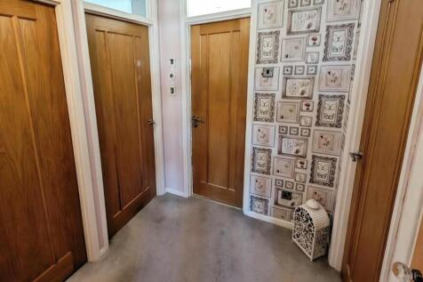 49 Cornwall Crescent landing a.jpg