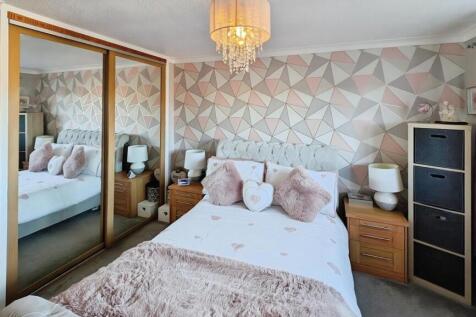 49 Cornwall Crescent bedroom 1 d.jpg