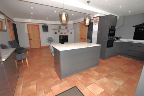 Kitchen/dining/living