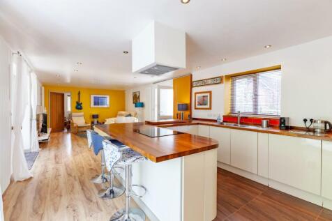 8 Flat 1 Living-dining.jpg